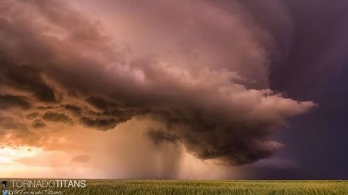 tornadotitans - #Supercell #Thunderstorm hovering over the...