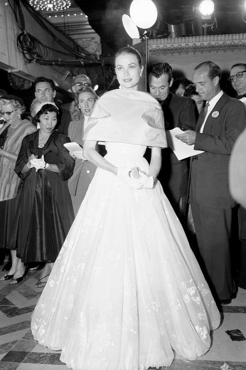 wehadfacesthen - Grace Kelly at the 1956 Academy Awards...