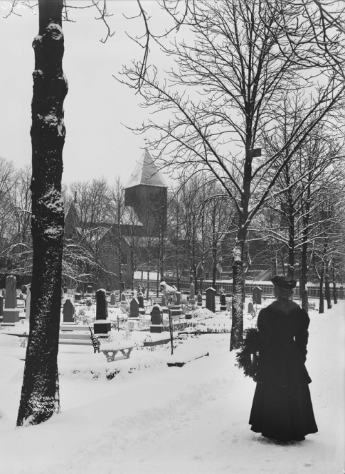 vintagenorway:Christmas at Our Saviors Cemetery, Oslo, 1907