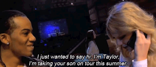 webothwentmadinwonderland:Taylor talking to her dancer’s mom...