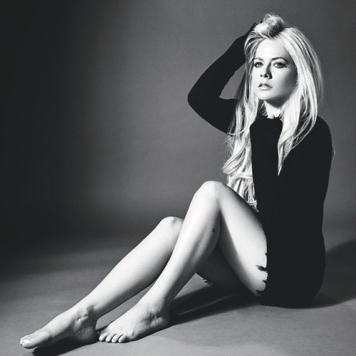 celebrity-legs - Avril Lavigne