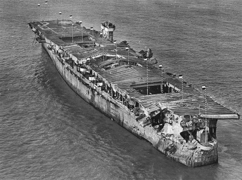 warhistoryonline:USS Independence, damaged in atomic bomb...