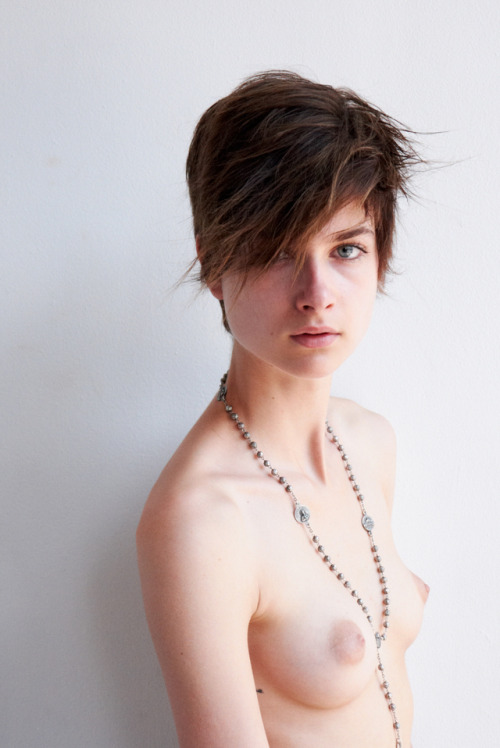 shorthair-babes - Pull her chain