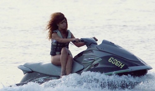artbun - beyonceismylifeuniverse - Rihanna riding a jet ski with...