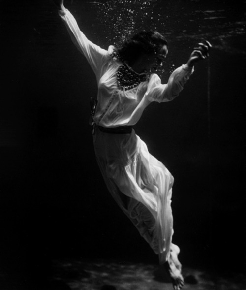 semioticapocalypse - Toni Fricell. Fashion model underwater with...