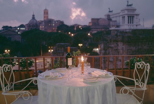 kradhe:ITALY. Rome. October 1994. A dinner setting.Steve...