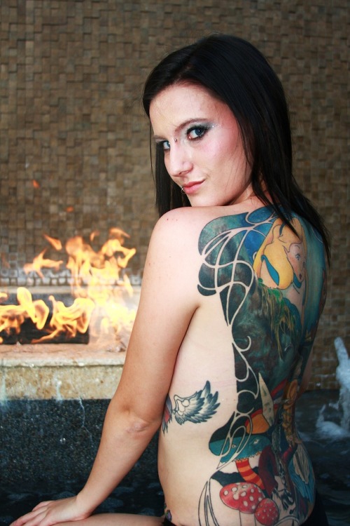 tattoo1chosun - 자신의 데비앙아트 계정에 Gina 라고 밝히고 있는 여성이 등에 새긴 타투가 인상적으로...