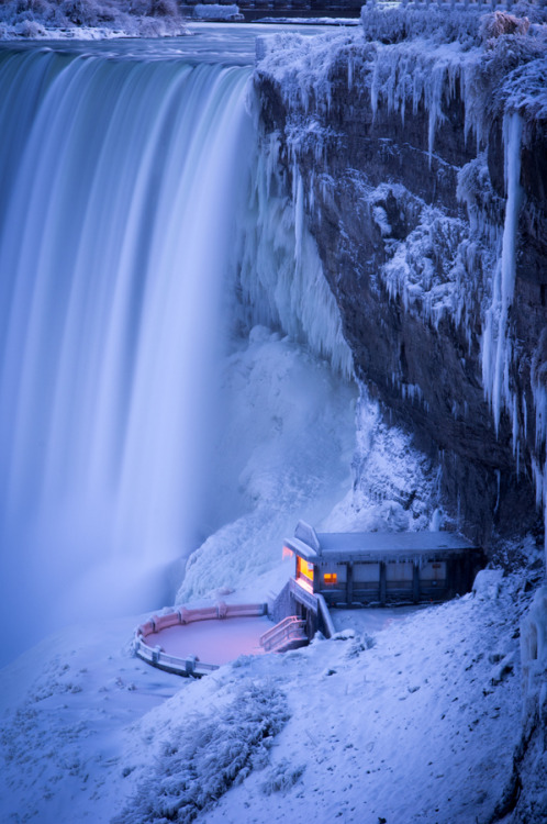 travelingcolors - Niagara Falls in Winter (by Matt Taggart)