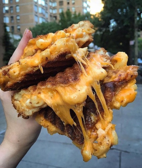 yummyfoooooood:Mac & Cheese Grilled Cheese