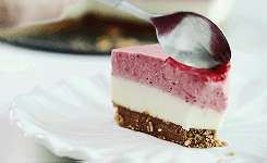 fatfatties - No-Bake White Chocolate Strawberry Mousse Cake
