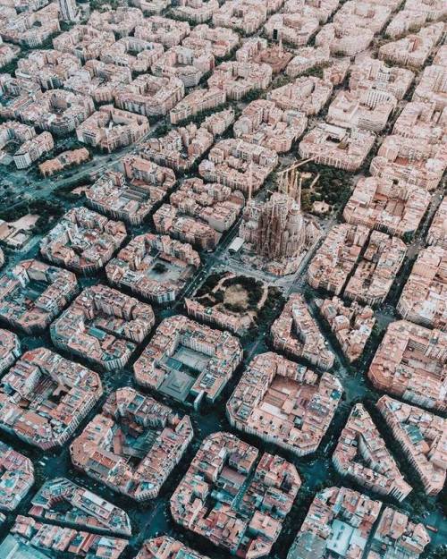 sixpenceee:Love the planning of Beautiful Barcelona.Photo :...