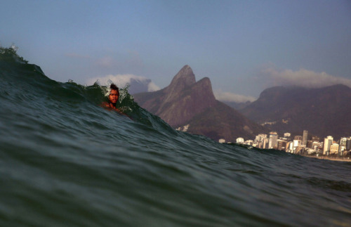 fotojournalismus:A boy swims in the sea at Ipanema Beach in...