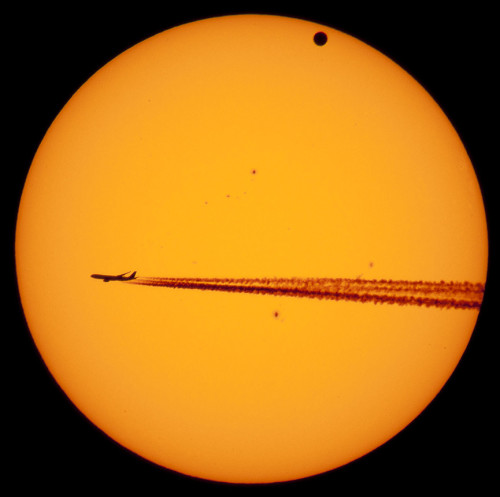 wzu:Venus, the sun, and an airplane.