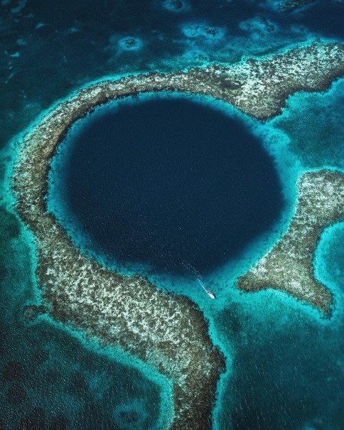 earth - The Great Blue Hole in Belize @