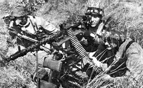 German paratroopers in position with a MG.34 machine gun