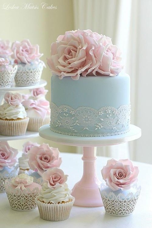 Who doesn’t love these pastel pink and blue colored wedding cake...