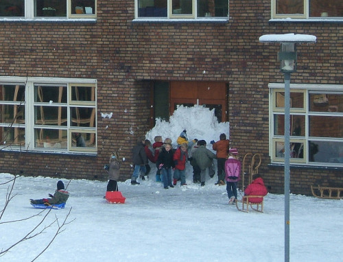 death-by-lulz:Kids work together to create eternal recess