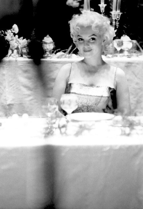 summers-in-hollywood - Marilyn Monroe sits down for some dinner...