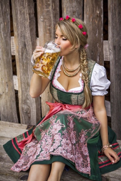 德国姑娘喝啤酒很猛