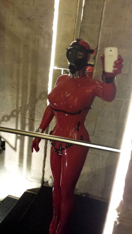 rubberdollemmalee - Doing sessions in the munich Bizarradies...