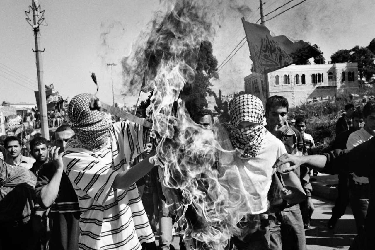 ‪Navidad’87 🎄 Levantamientos en Gaza y Cisjordania al margen de la OLP. Jóvenes palestinos se están manifestando violentamente contra la represión militar israelí del general Ariel Sharon (59) Yaser Arafat (58) 🇵🇸y Yitzhak Shamir (72) 🇮🇱fuera de...