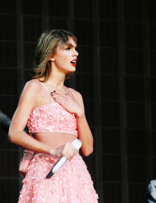 sirscottmccallmoved:Taylor Swift at Hyde Park, London 27th June...