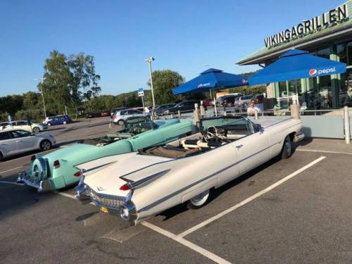 frenchcurious - Cadillac Convertible 1959 & 1954 - source 40s...