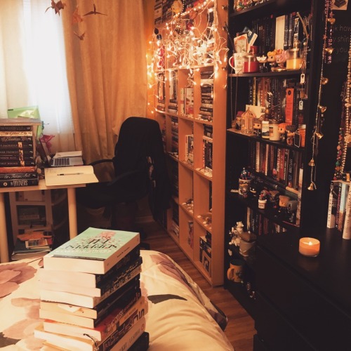bookaddict24-7:I’m a little bit in love with my bedroom’s...