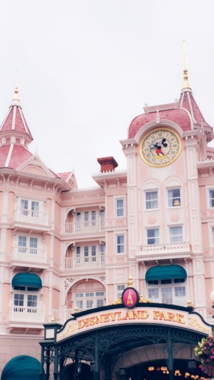 razzledazzleprincess -  Disneyland Hotel in Disneyland Paris