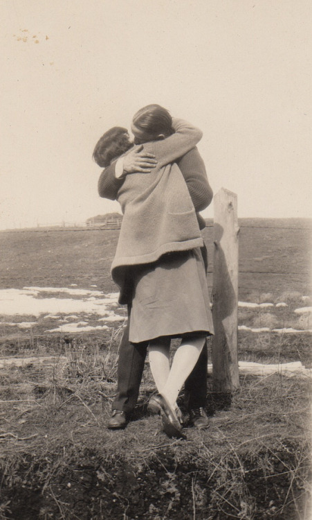 vintageeveryday - Embrace and kiss, 1920s.