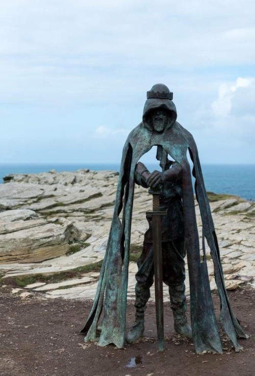 adventures-of-thy-pagan-soul - The newest statue of King Arthur...