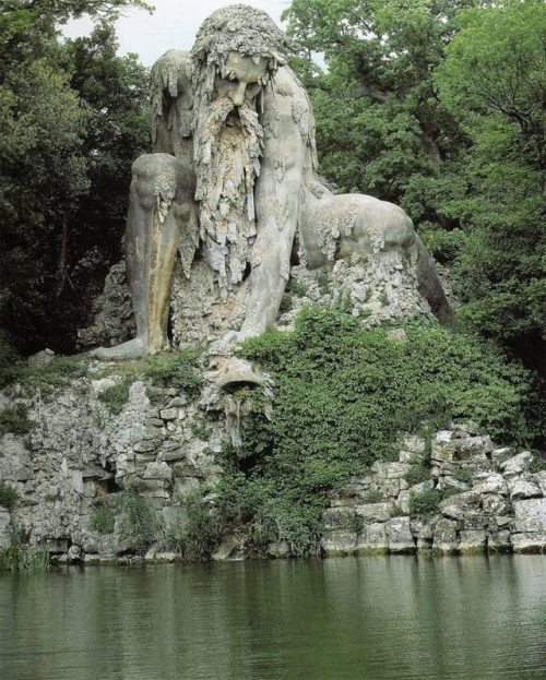 cuirassier - The statue of the dragons is in Bulgaria.