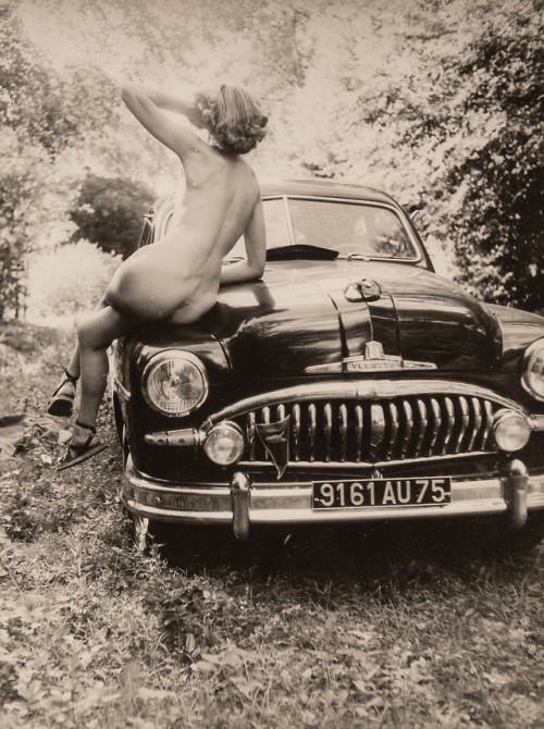 frenchcurious - Artiste inconnu - Untitled (Nu sur une Ford...