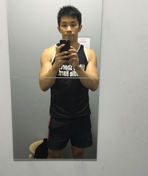 sg-twinkboy - sgnaughtynaughty - looks from SGWhos this hottie