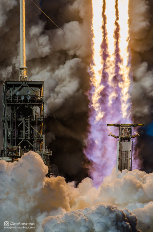 photos-of-space - Triple-core thrust - 27 Merlin 1D engines power...