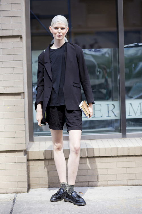 Do all black everything for summer in a chic shorts and blazer...