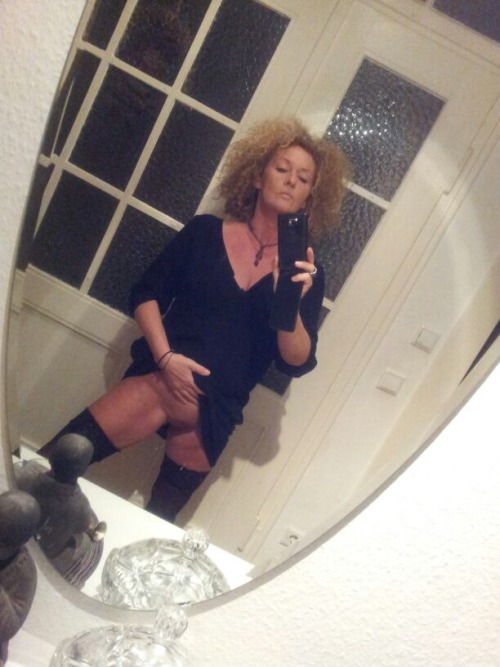 Petra, 42 aus Papenburg lässt in ihre blank rasierte Fotze jeden...