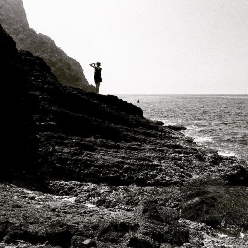 #woman #blackandwhite #sea #rocks #cliff #camogli