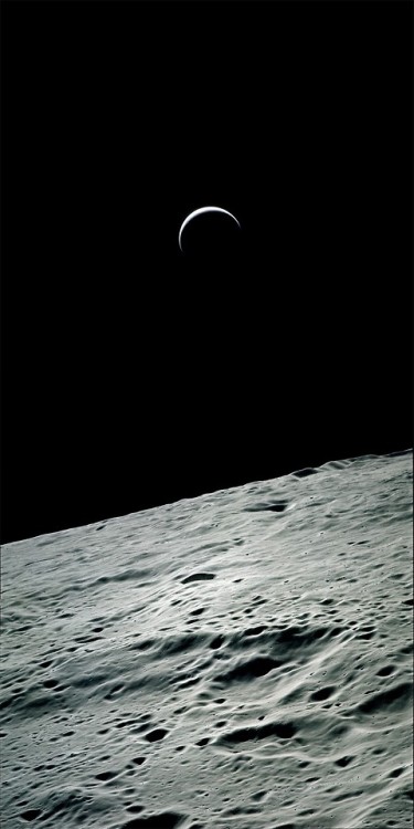 photos-of-space - Apollo 15 Earthrise [2000x3996]