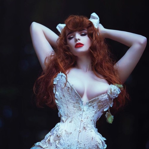 bonjourlecorset:miss-deadly-red:The boobilicous corset of...