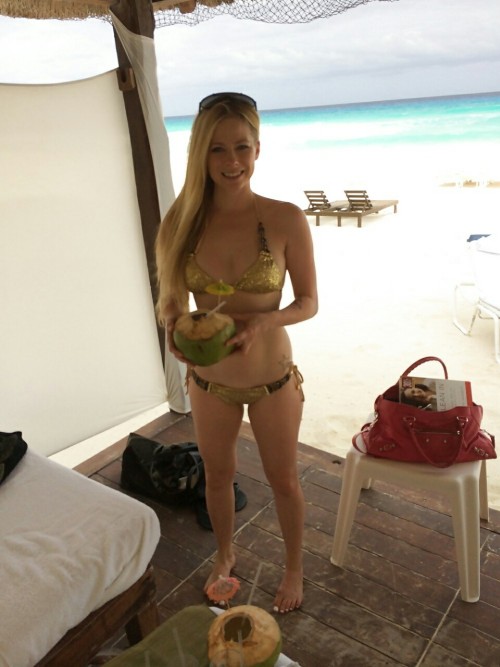 stolenpicsonly - Avril Lavigne leaked pics