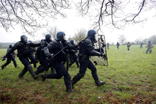 y0u - lord-kitschener - yahoonewsphotos - French police clash...