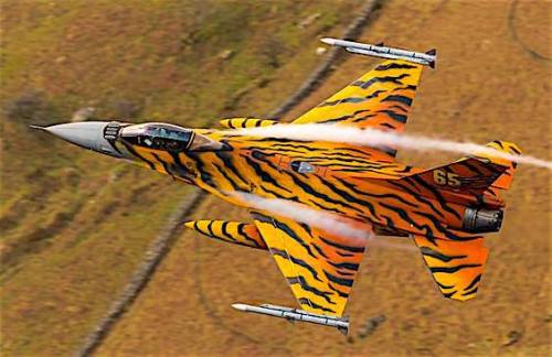 planesawesome - Tiger F-16 At Mach Loop!
