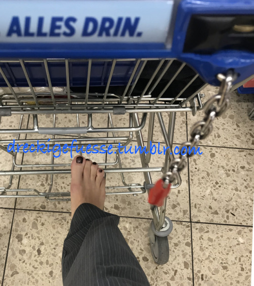 dreckigefuesse - Waiting for the cashier and grandma to pay her...