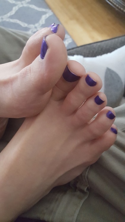 myprettywifesfeet:a beautiful purple toes close up.please...