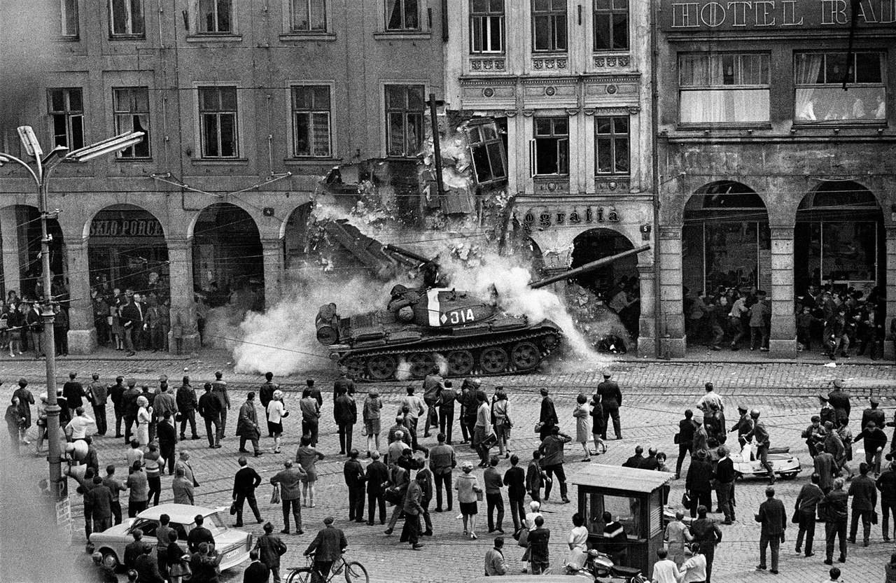 Советский танк врывается в здание во время прибытия войск Варшавского договора в Либерец.