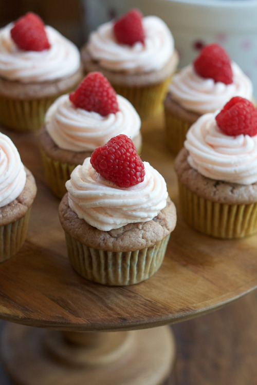 recipehouse - (via Roasted Raspberry Cinnamon Cupcakes + A Stand...