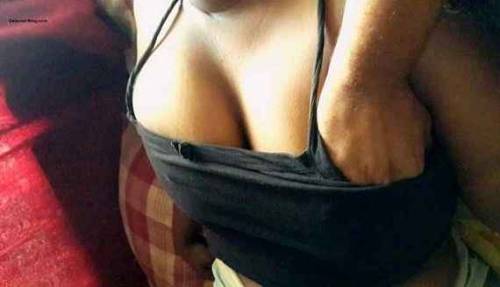 radhagomez - Desi Delhi Aunty big milky boobs under Black bra.