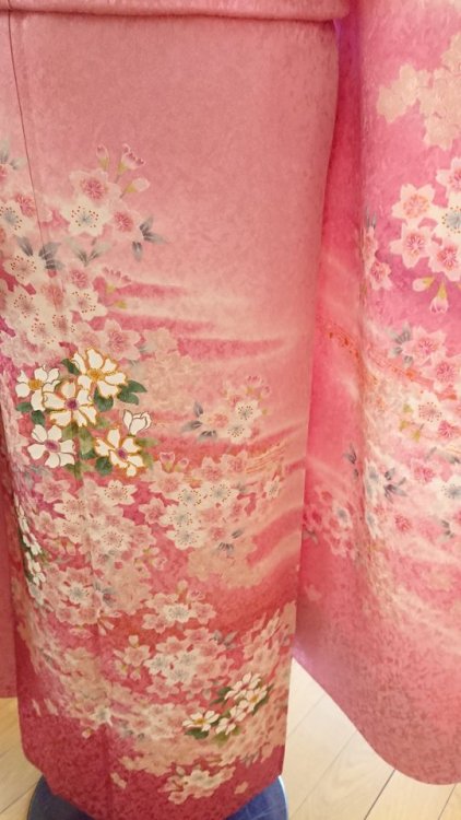 tanuki-kimono - Delicate scattering cherry blossoms furisode...