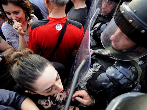 nerd-utopia - Protest photos - the power of one woman against the...